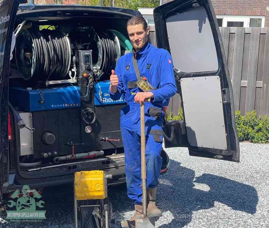 Een tevreden monteur met opgestoken duim naast de bestelbus, slim ingrijpen bespaart kosten bij een verstopte afvoer in Capelle aan den IJssel