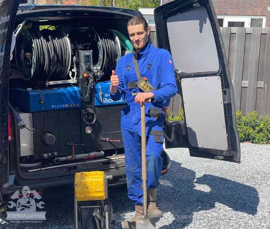 Een tevreden monteur met opgestoken duim na een geslaagde klus, slim ingrijpen bespaart kosten bij een verstopte wc in Capelle aan den IJssel