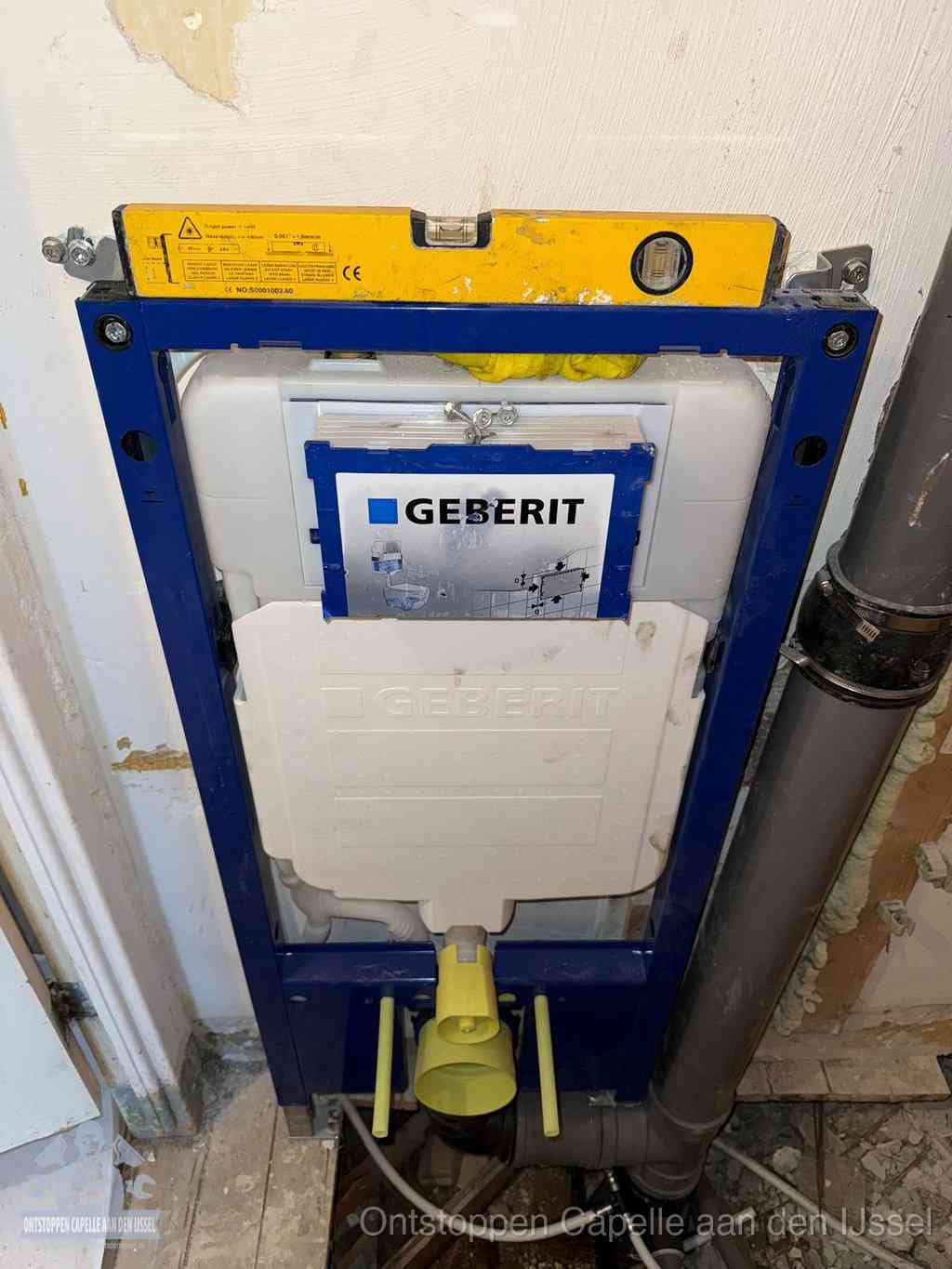 Een Geberit inbouwreservoir met frame voor een hangtoilet tegen de wand, met de afvoerbocht naar de vloer, kenmerkend voor een verstopt hangtoilet in Capelle aan den IJssel