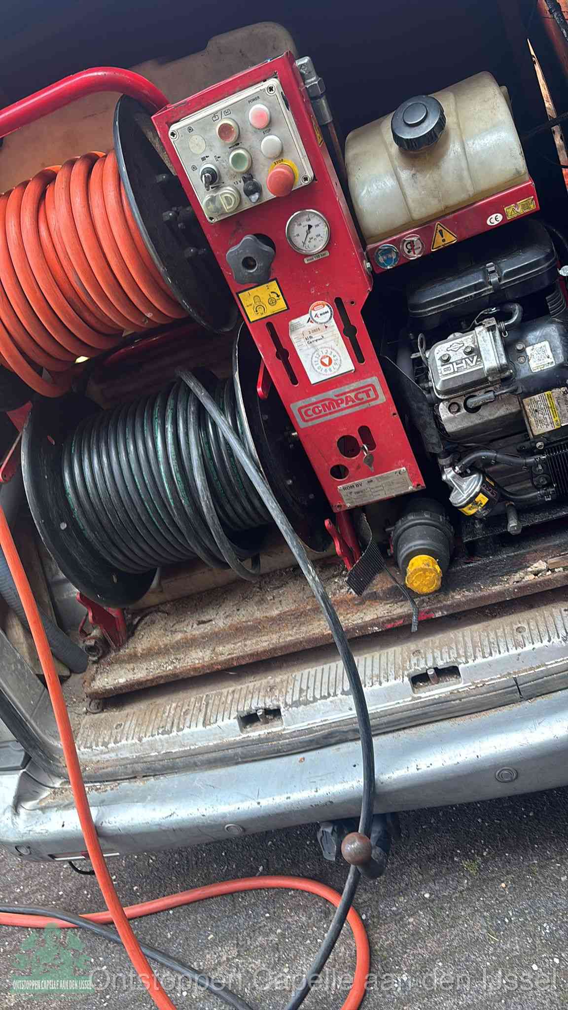 Een rood hogedruk-rioolreinigingstoestel in de laadbak van de bedrijfsbus, apparatuur voor een hardnekkige afvoerverstopping in Capelle aan den IJssel
