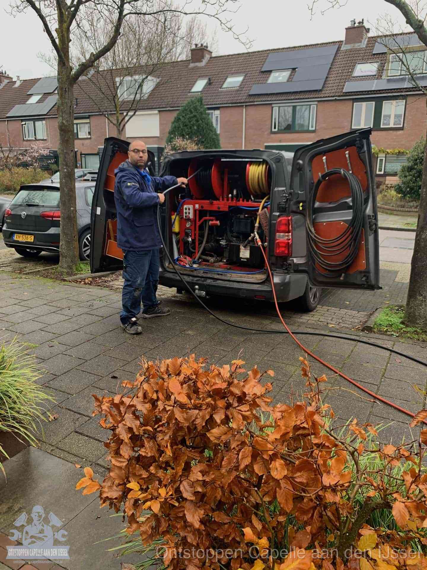 Rioolservice in de wijk in Capelle aan den IJssel