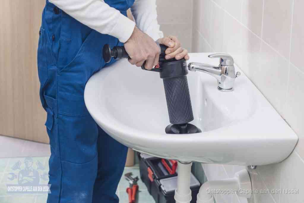 Een te agressieve doe-het-zelf methode met een persluchtpomp op de afvoer, een van de veelgemaakte fouten bij ontstoppen in Capelle aan den IJssel